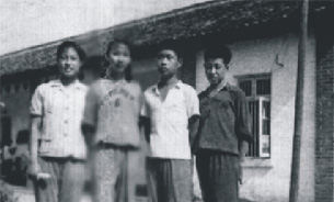 1964年我校学生代表湖南省参加全国青少年射击通讯赛。自左至右：黄煦明、刘维德、陈龙达、何金林