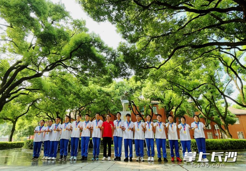 湖南师大附中则以14金、1银、10人入选国家集训队的“井喷式战绩”，成为全国中学中金牌总数、国家集训队入选人数的“双料冠军”。 均为学校供图