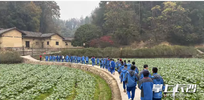 前往参观毛泽东故居和毛泽东同志纪念馆。